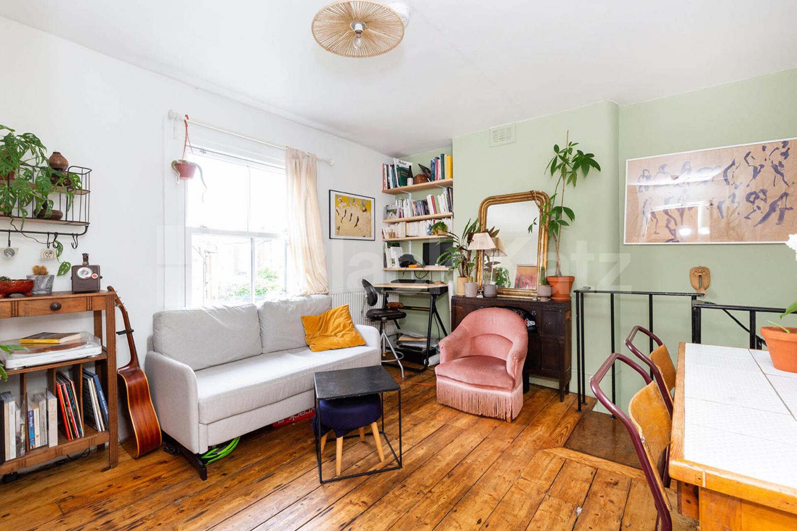 Split level 1 bedroom on a residential street in Highbury Northolme Road, Highbury